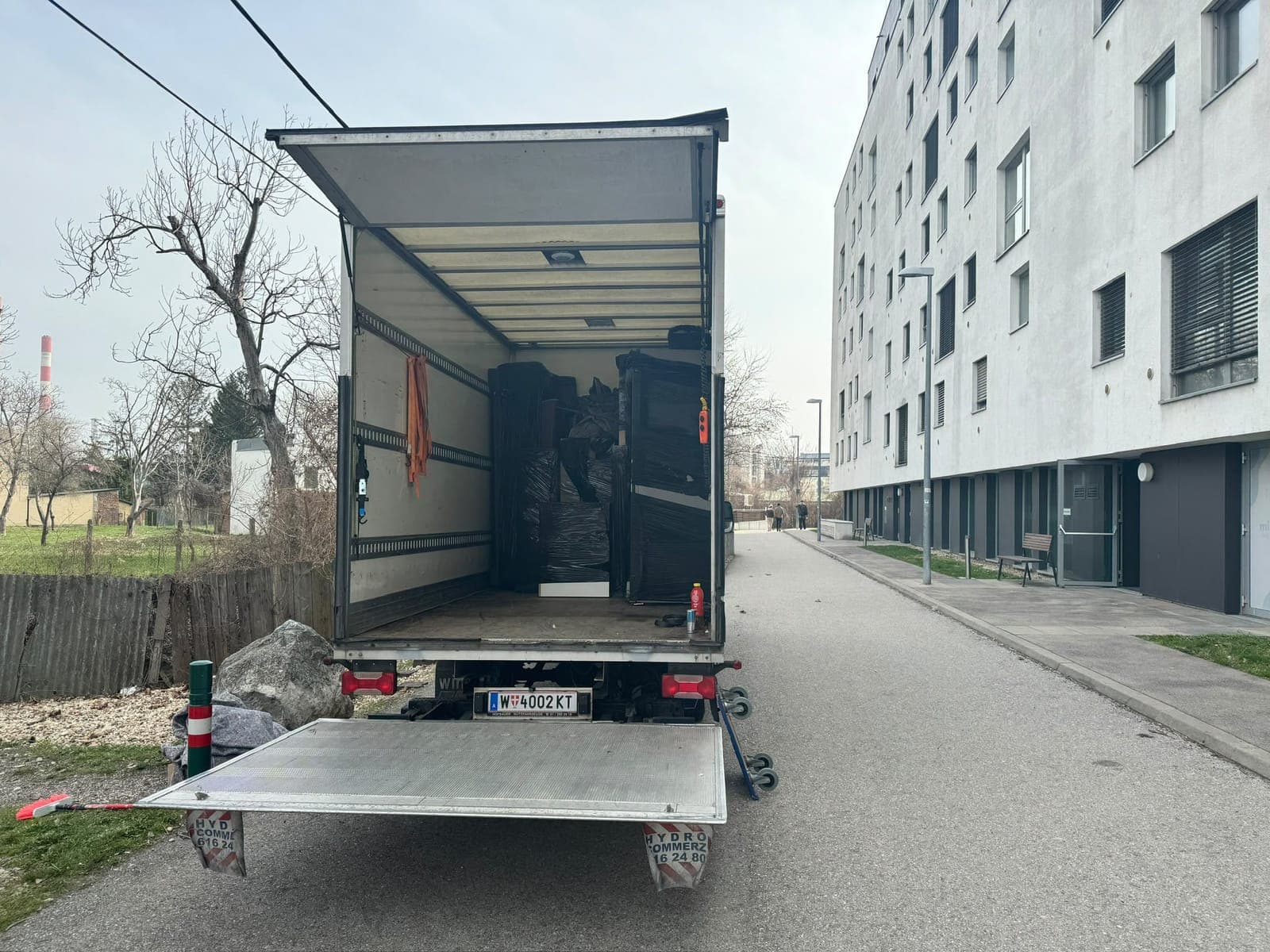 Beladener Umzugswagen vor einem Wohnhaus in Wien