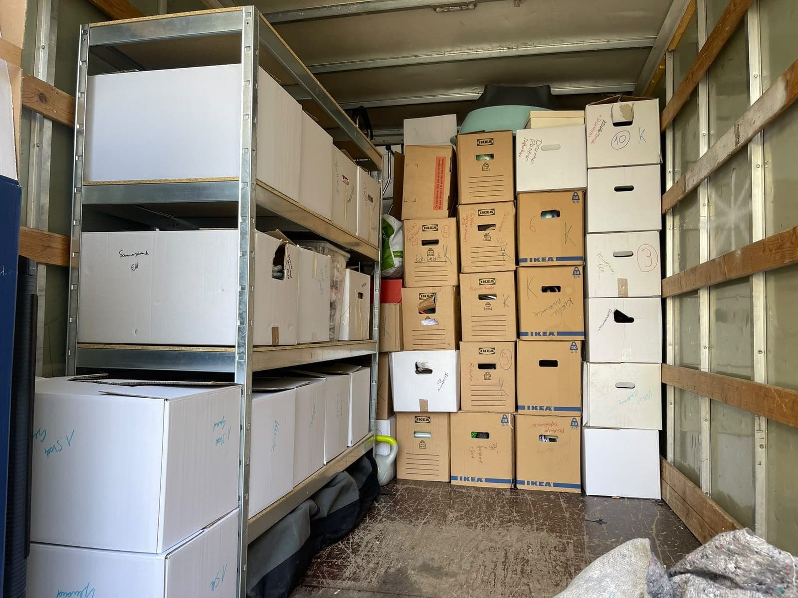 Ordentlich gestapelte Umzugskartons im Transporter